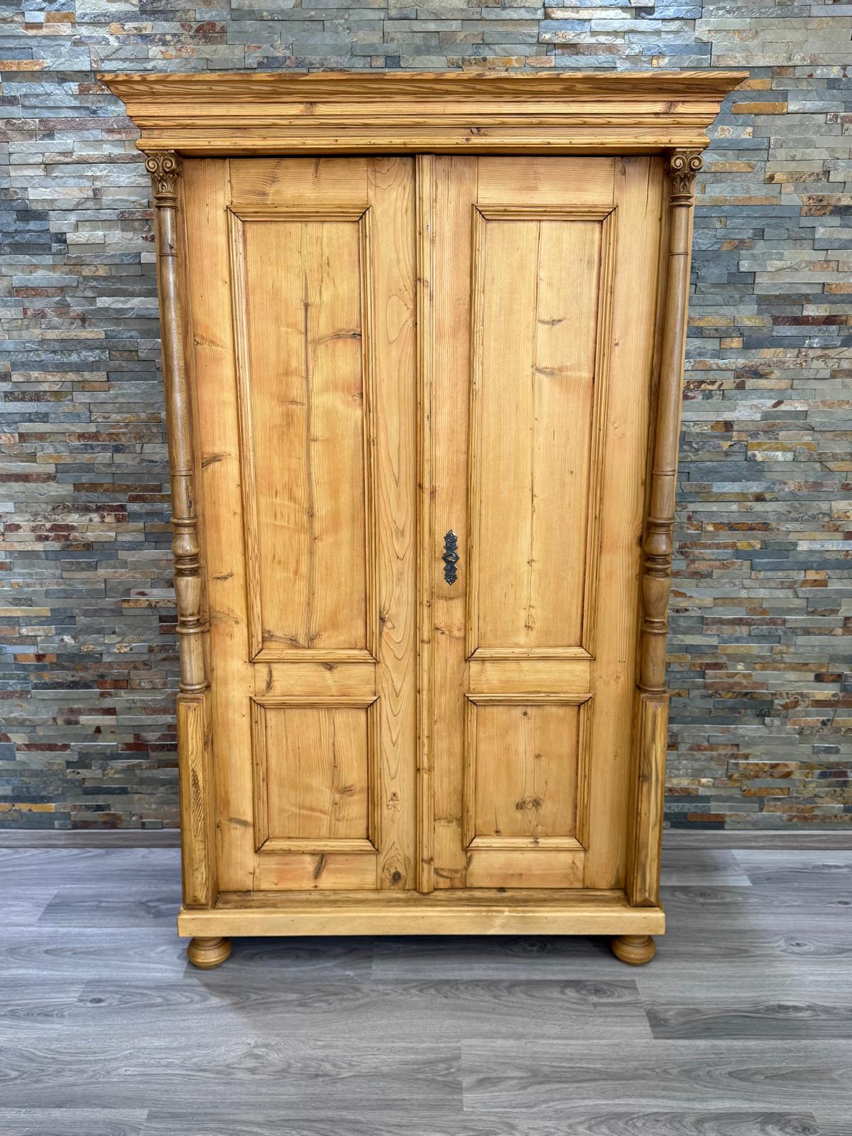 Gründerzeit Kleiderschrank im Landhaus Stil antik Schrank Weichholz