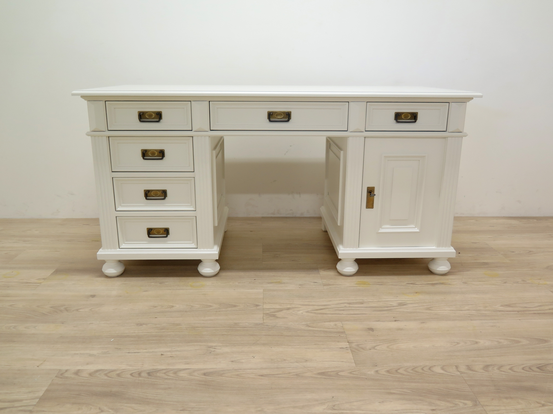 Premium Schreibtisch Weichholz – Weiß lackiert, 6 Schubladen & 1 Tür