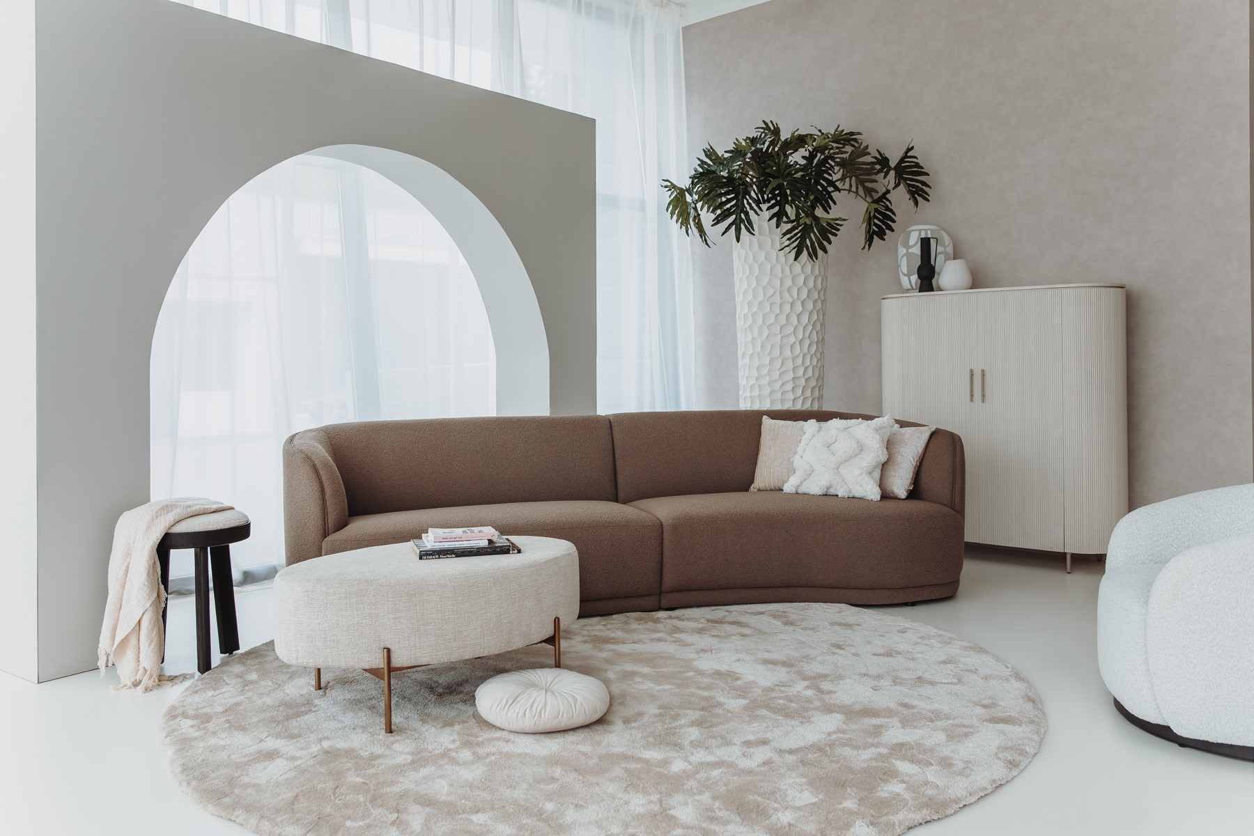 Corbetta hohe Kommode mit 2 Türen und abgerundeten Ecken-134 cm