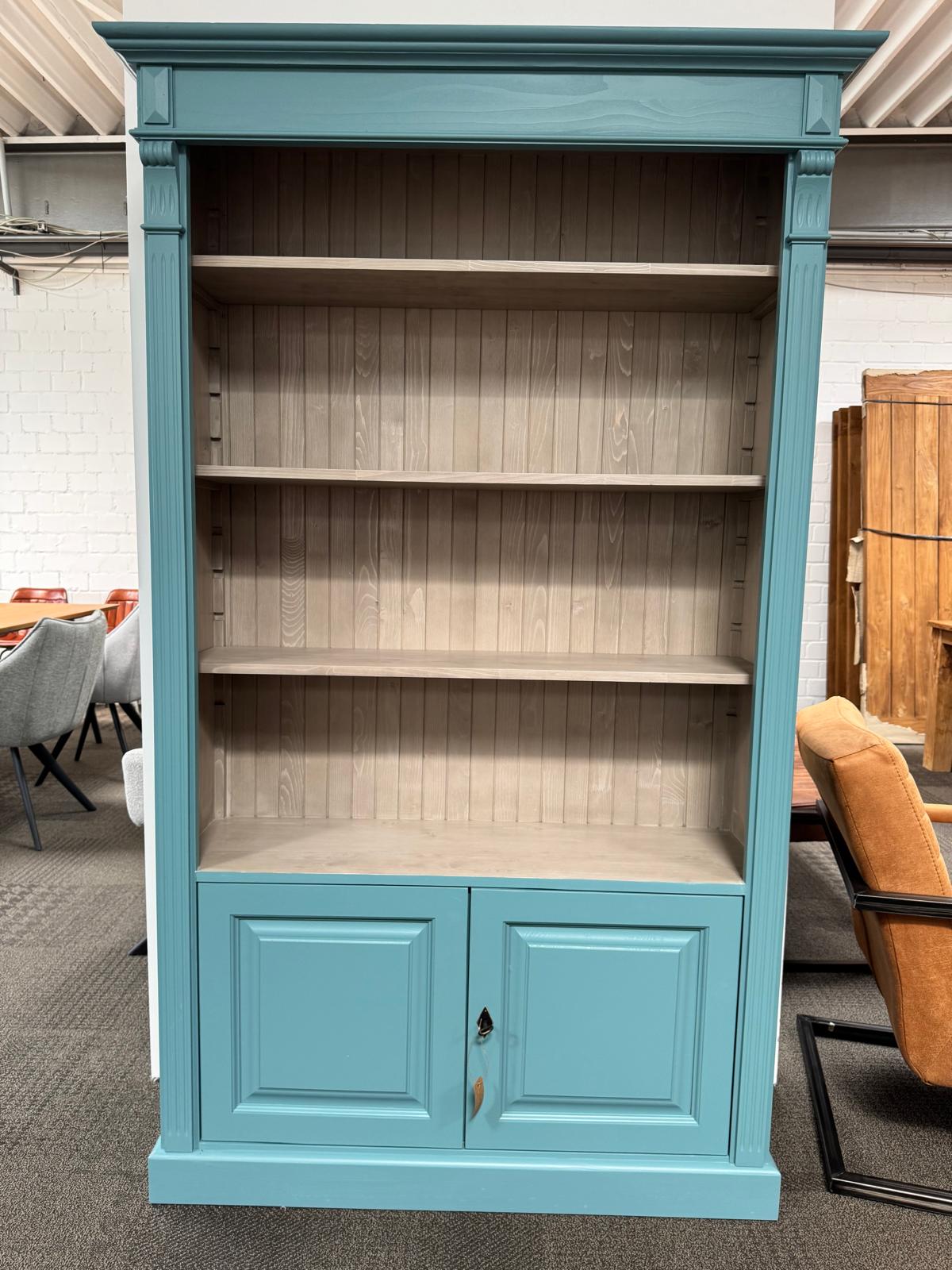 Bücherregal mit 2 Türen und Regalfläche - Landhaus Regal hellblau