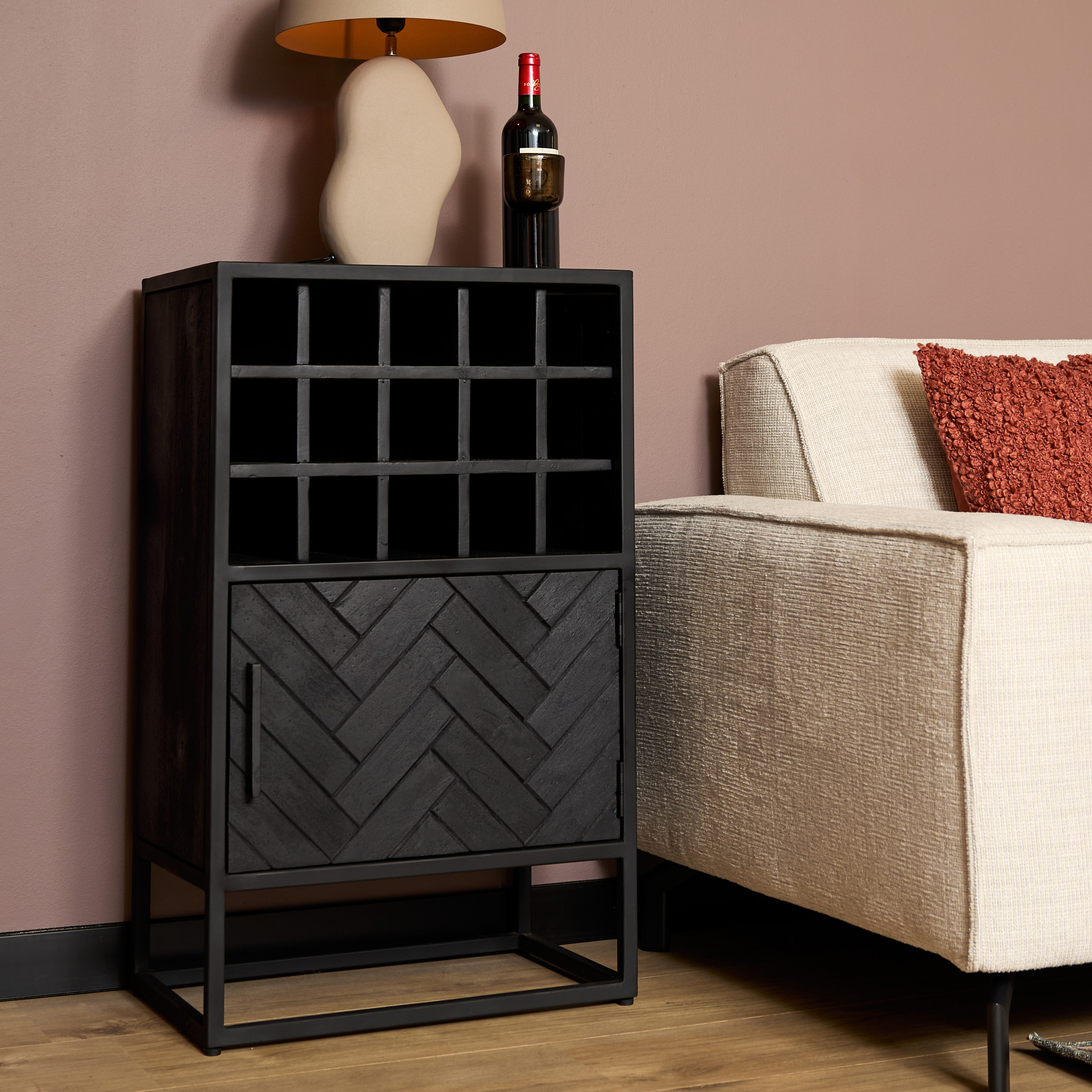 Weinschrank „New York“ aus Mangoholz mit Metallrahmen – modern & massiv