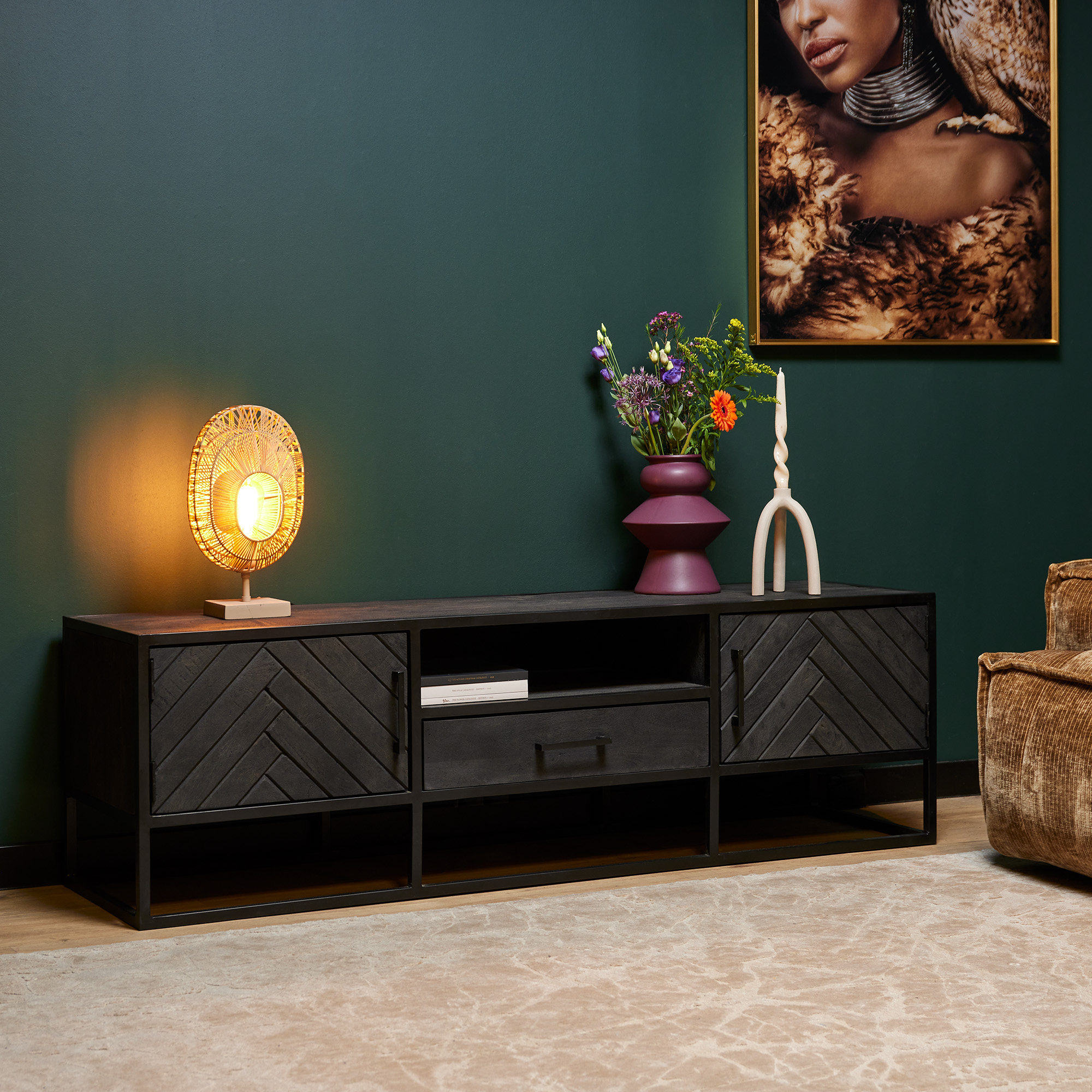 TV-Möbel „New York“ – Mangoholz Schwarz, Fischgrätenmuster, 165x45x50 cm