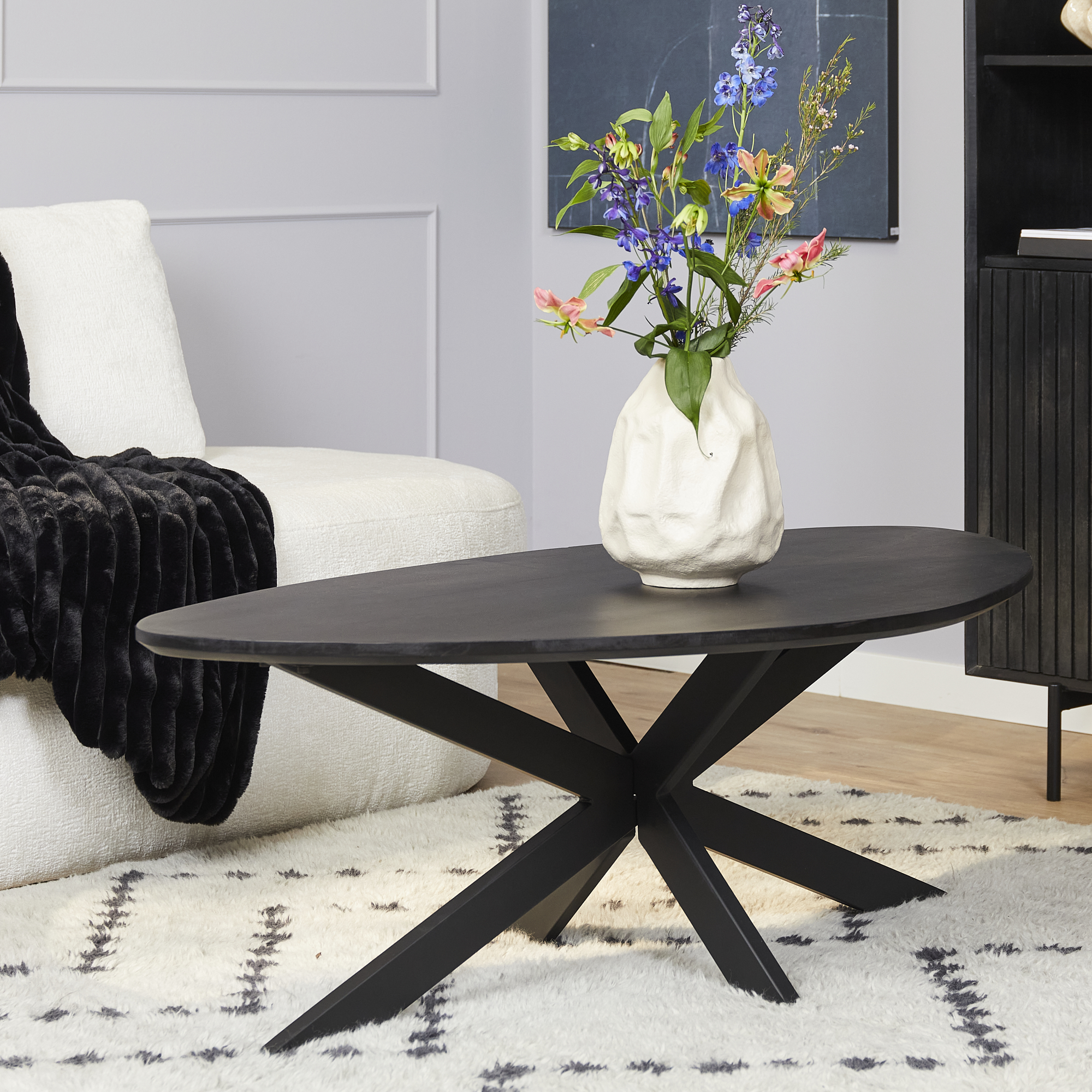 Couchtisch „New York“ Mangoholz tropfenförmig mit Metallbeinen – modern & massiv