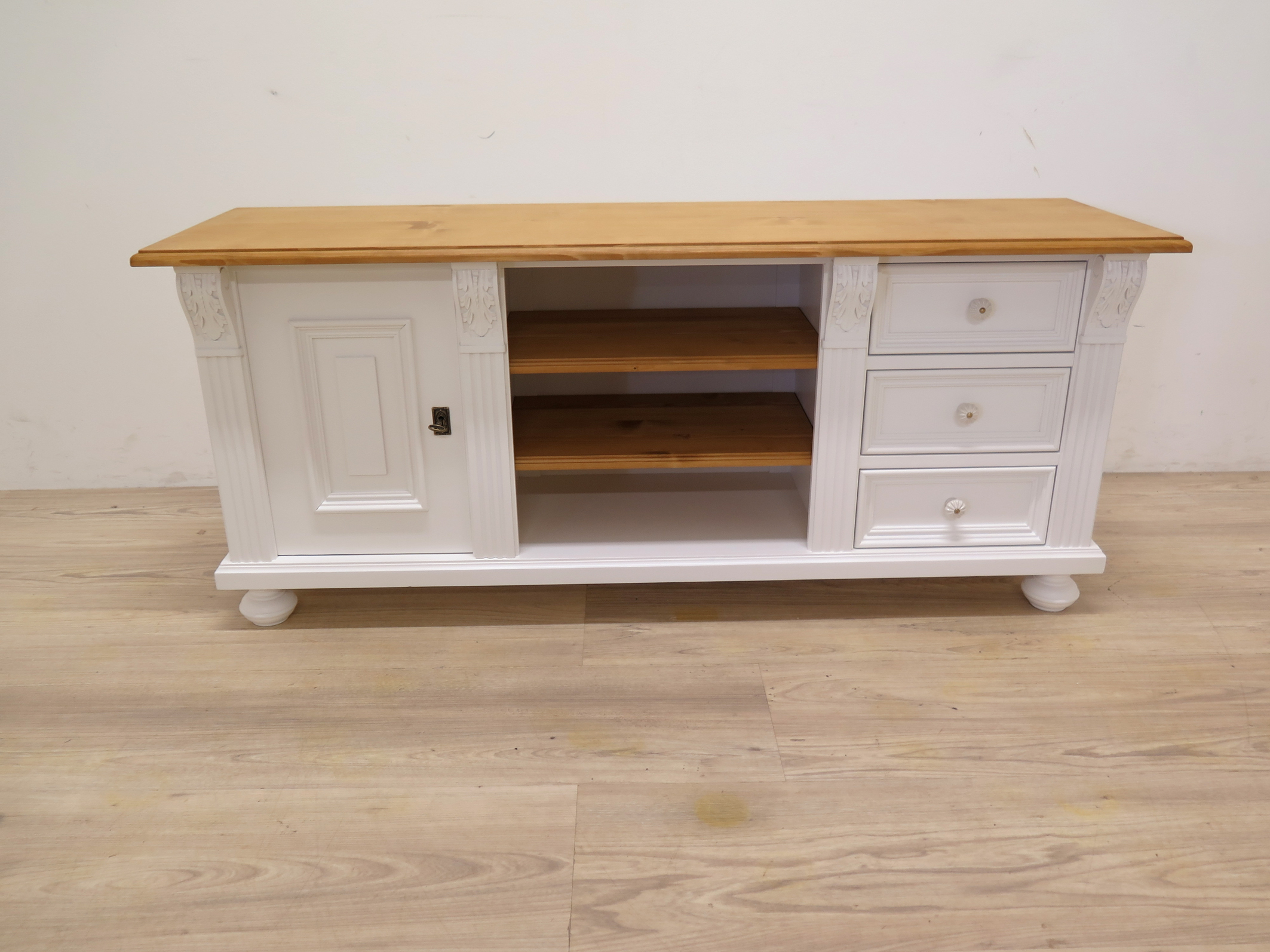 Premium TV-Schrank Landhaus Weiß mit gewachster Platte Weichholz