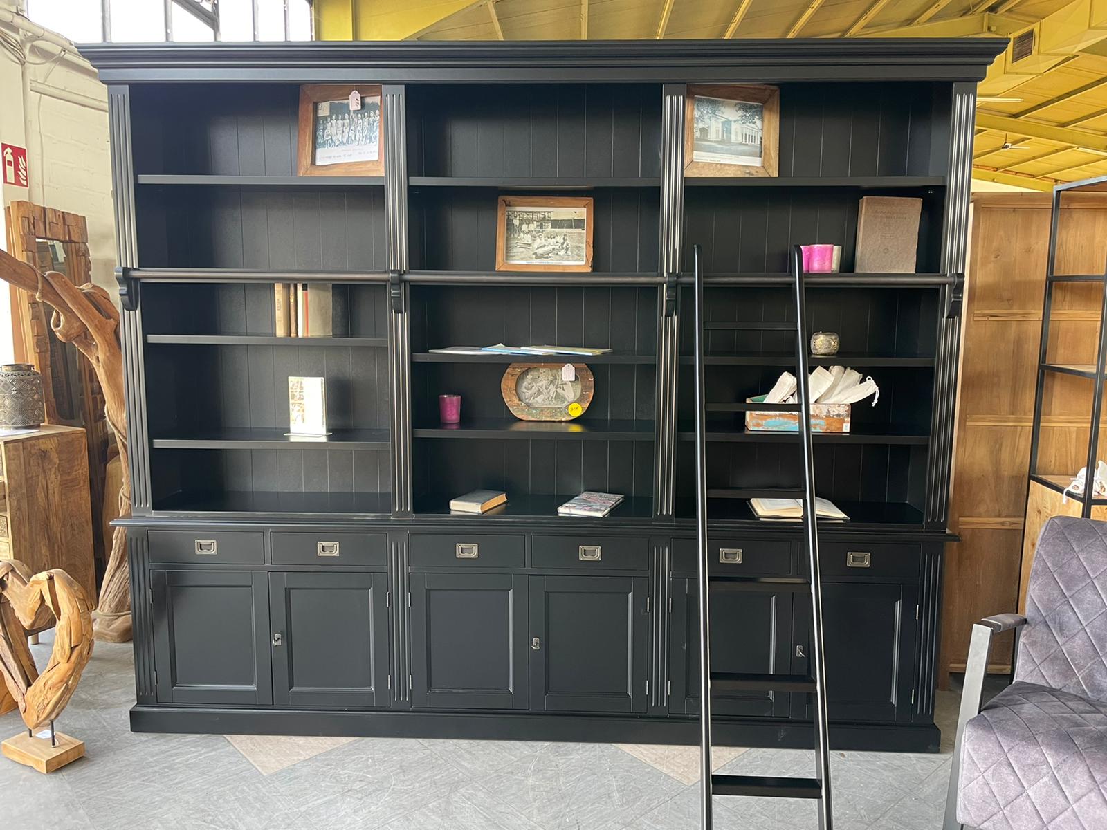 Bücherwand 300 cm Landhausstil Schwarz – Regalwand mit Leiter