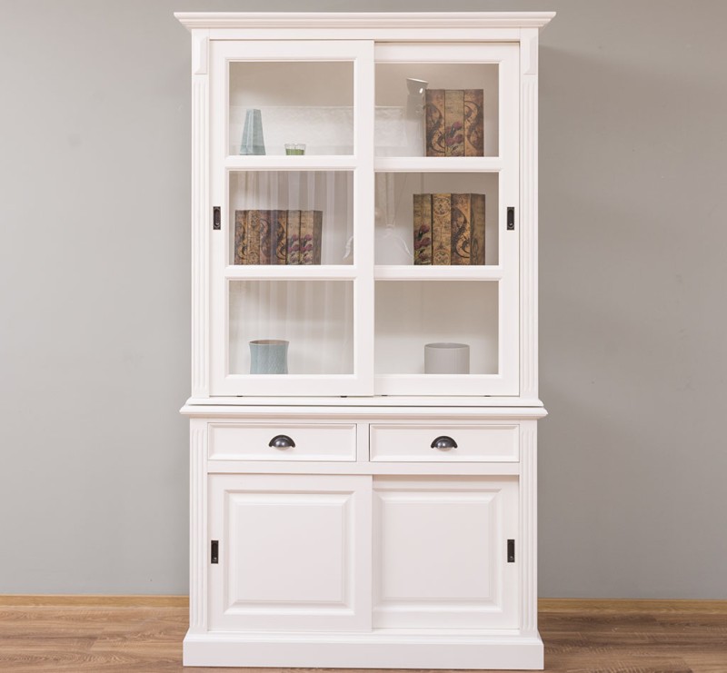 Vitrine 128 cm Landhausstil – Weiß lackiert, Schiebetüren & Schubladen