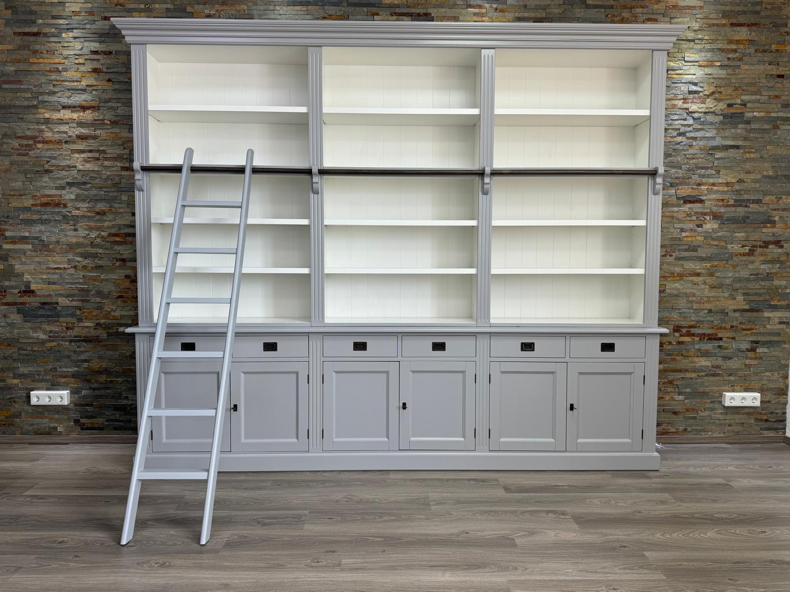Bücherwand Bibliothek im Landhausstil – 300 cm Breite, mit Leiter und Softclose Schubladen