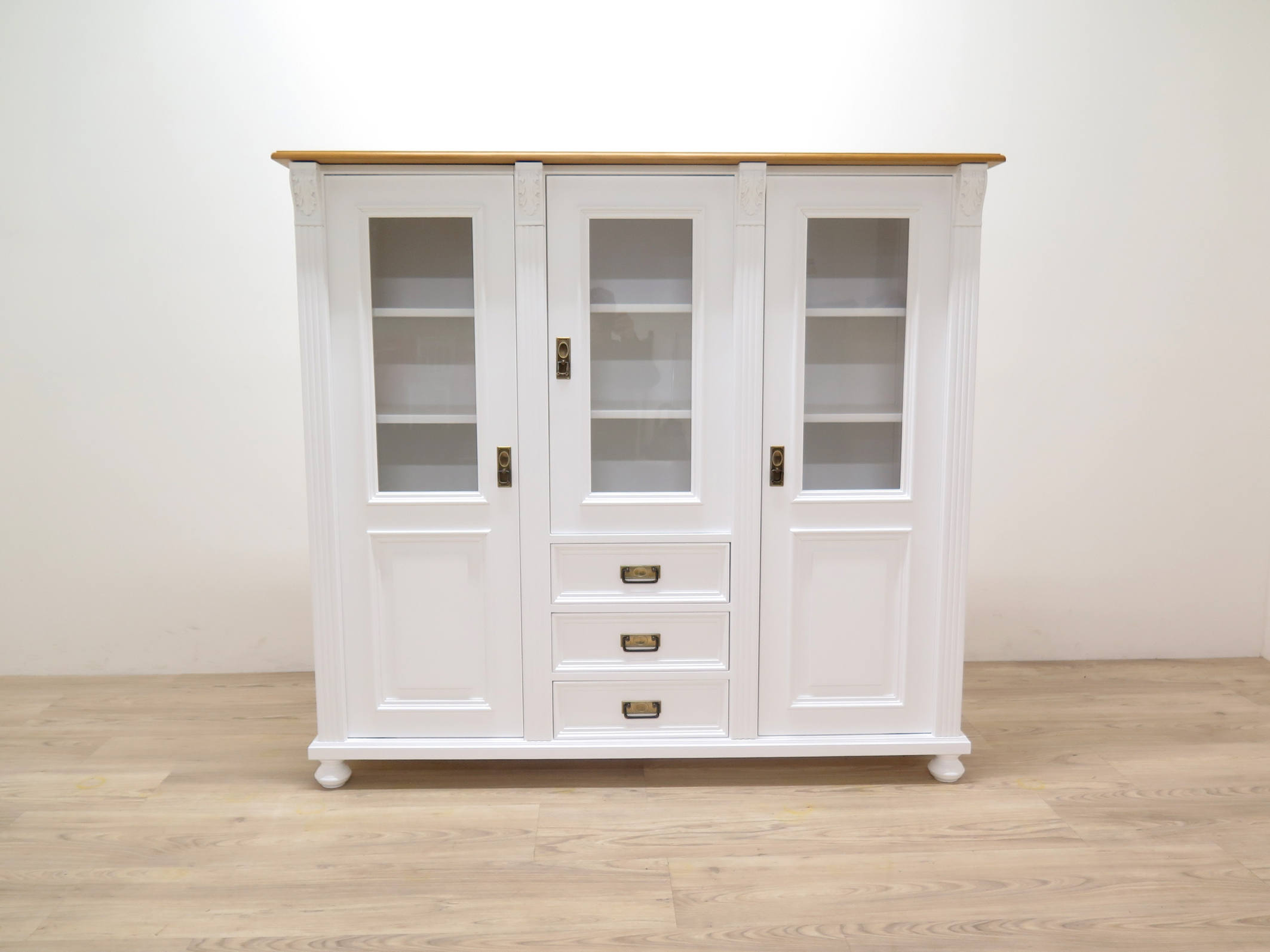 Premium Jugendstil Vitrine aus Weichholz – Landhaus-Stil, Weiß lackiert, handgefertigt