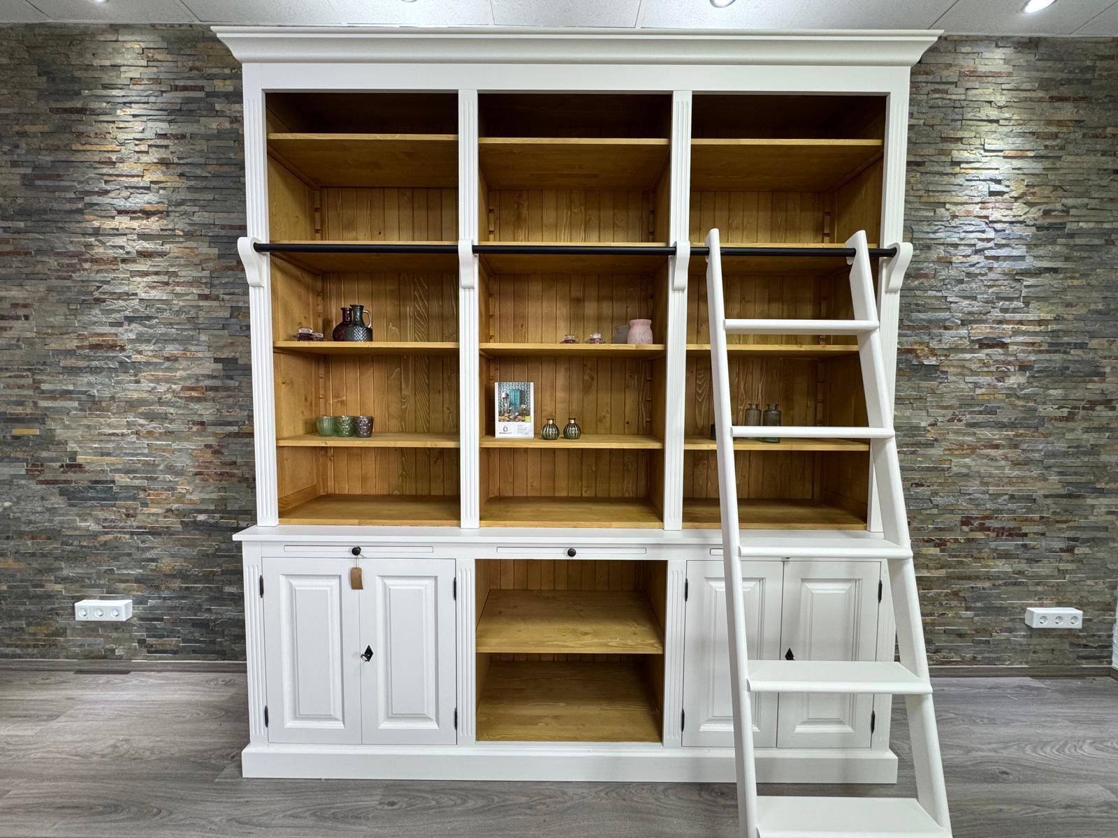 Landhaus Bücherschrank aus Massivholz mit Leiter – individuell & langlebig